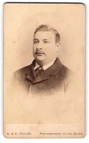 Fotografie A. & C. Taylor, London-W, Portrait bürgerlicher Herr im Anzug mit Krawatte