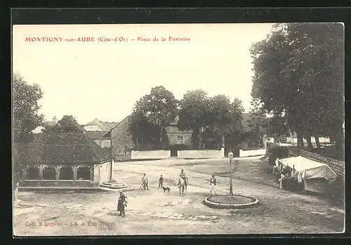 AK Montigny-sur-Aube, Place de la Fontaine