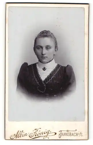 Fotografie Albin König, Jahnsbach i / S., Portrait junge Dame mit zurückgebundenem Haar