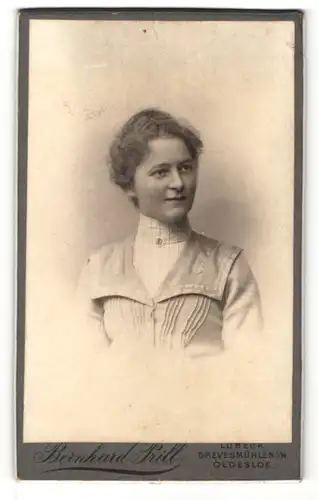 Fotografie Bernhard Prill, Lübeck, Portrait junge Dame mit zurückgebundenem Haar