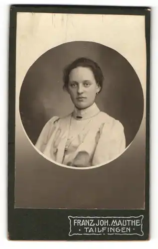 Fotografie Franz Joh. Mauthe, Tailfingen, Portrait junge Dame mit zurückgebundenem Haar