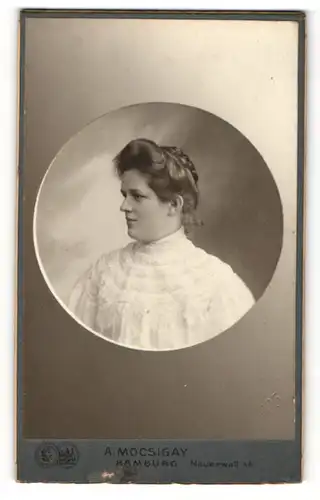 Fotografie A. Mocsigay, Hamburg, Portrait bürgerliche Dame mit Flechtfrisur