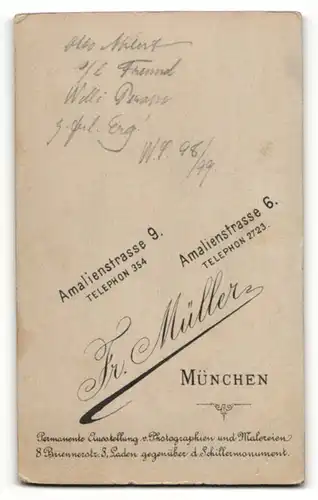 Fotografie Friedr. Müller, München, Portrait junger Herr im eleganten Anzug mit Zwicker