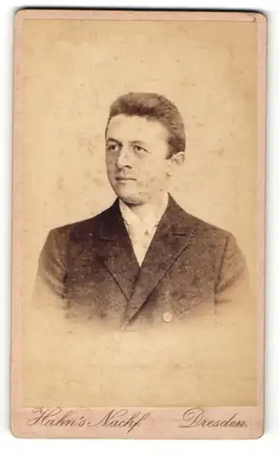 Fotografie Hahn`s Nachf. Dresden, Portrait bürgerlicher Herr im Anzug mit Krawatte