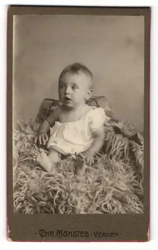 Fotografie Chr. Mönsted, Verden, Portrait Säugling in Leibchen