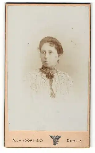 Fotografie A. Jandorf & Co., Berlin, Portrait junge Frau mit zusammengebundenem Haar