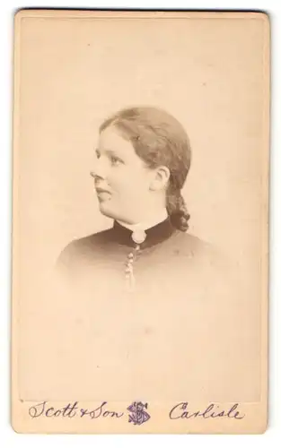 Fotografie Benjamin Scott, Carlisle, Portrait bezauberndes Fräulein mit Brosche am Kragen
