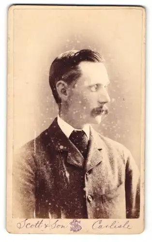 Fotografie Benjamin Scott, Carlisle, Portrait dunkelhaariger junger Mann mit Schnurrbart