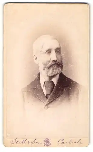 Fotografie Benjamin Scott, Carlisle, Portrait betagter Herr mit grauem Haar und Bart