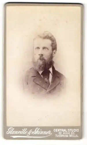 Fotografie Glanville & Skinner, Tunbridge Wells, Portrait stattlicher junger Mann mit Vollbart