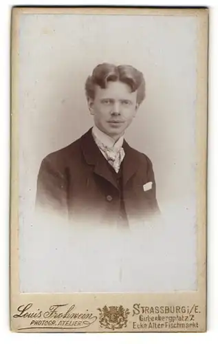 Fotografie Louis Frohwein, Strassburg i. E., Portrait junger charmanter Mann in Krawatte und Jackett