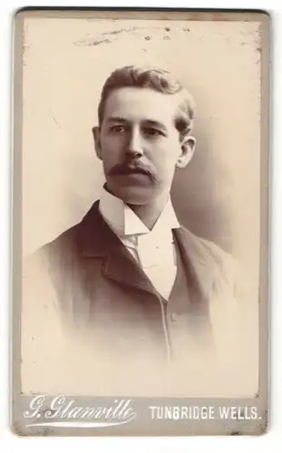 Fotografie G. Glanville, Tunbridge Wells, Portrait junger Herr in Anzug mit Hemd mit Stehkragen