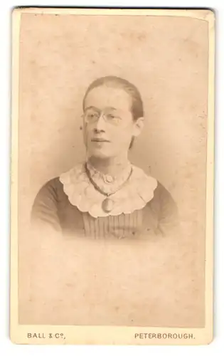 Fotografie Ball & Co., Peterborough, Portrait junge Frau mit Zwicker