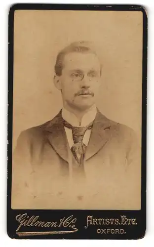 Fotografie Gillman & Co., Oxford, Portrait Herr mit Zwicker in Anzug mit Krawatte