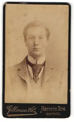 Fotografie Gillman & Co., Oxford, Portrait junger Herr in Anzug mit Krawatte