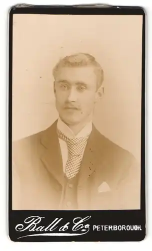 Fotografie Ball & Co., Peterborough, Portrait bürgerlicher Herr im Anzug mit Krawatte