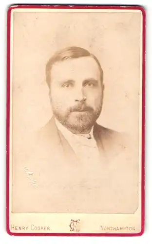 Fotografie Henry Cooper, Northampton, Portrait bürgerlicher Herr mit Fliege und Vollbart
