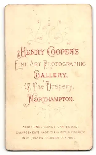 Fotografie Henry Cooper, Northampton, Portrait bürgerlicher Herr mit Fliege und Vollbart