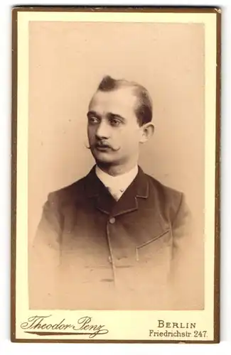 Fotografie Theodor Penz, Berlin, Portrait junger Herr im Anzug mit Krawatte und Zwirbelbart