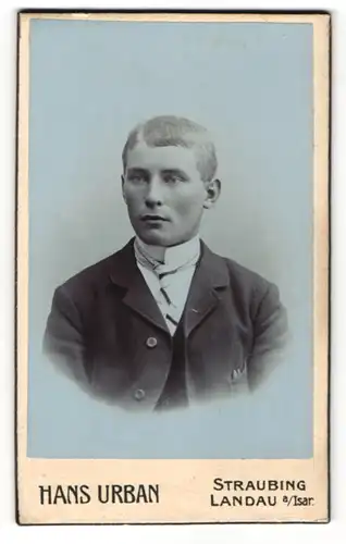Fotografie Hans Urban, Landau a / Isar, Portrait charmanter Herr im Anzug mit Krawatte