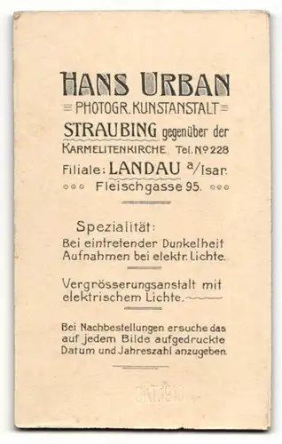 Fotografie Hans Urban, Landau a / Isar, Portrait charmanter Herr im Anzug mit Krawatte