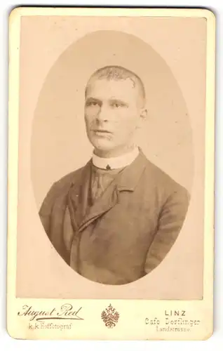 Fotografie August Red, Linz, Portrait Geistlicher in einer Anzugjacke