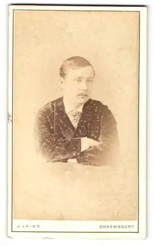 Fotografie J. Laing, Shrewsbury, Portrait junger Mann im Jackett