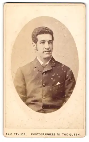 Fotografie A. & G. Taylor, Derby, Portrait dunkelhaariger junger Mann im eleganten Jackett