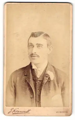 Fotografie J. Kennerell, Wisbech, Portrait bürgerlicher Herr im Anzug mit Ansteckblume