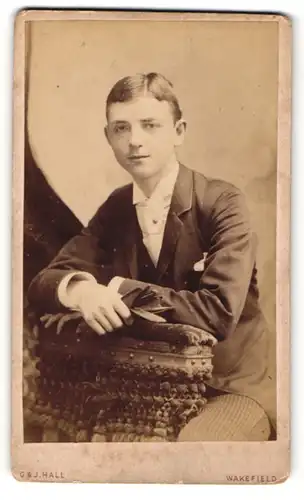 Fotografie G. & J. Hall, Wakefield, Portrait sitzender Herr in Anzugjacke mit Krawatte