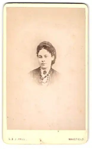 Fotografie G. & J. Hall, Wakefield, Portrait junge hübsche Dame mit Kragenbrosche und Halskette