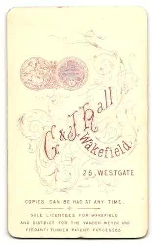 Fotografie G. & J. Hall, Wakefield, Portrait junge hübsche Dame mit Kragenbrosche und Halskette