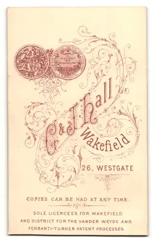 Fotografie G. & J. Hall, Wakefield, Portrait bürgerlicher Herr im eleganten Anzug mit Schnurrbart