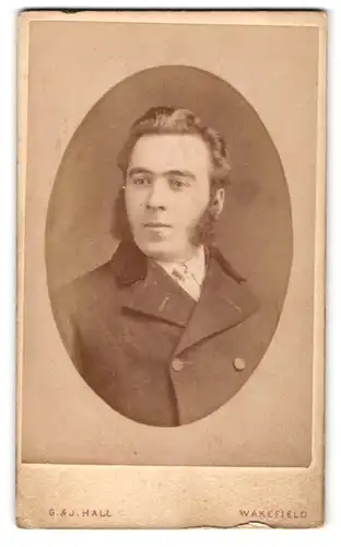 Fotografie G. & J. Hall, Wakefield, Portrait bürgerlicher Herr im Mantel mit Krawatte und Bart