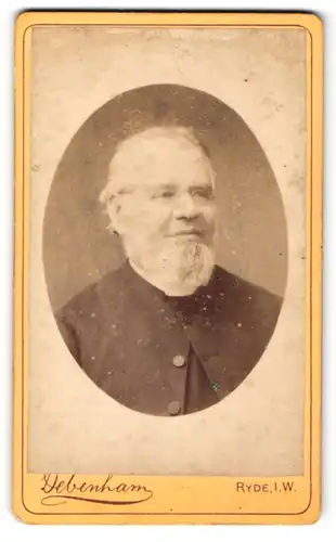 Fotografie Arthur Debenham, Ryde, Portrait Geistlicher mit Brille und weissem Bart