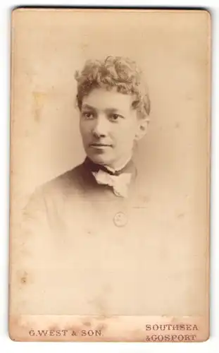 Fotografie G. West & Son, Southsea, Portrait junge Dame mit Locken und Kragenschleife