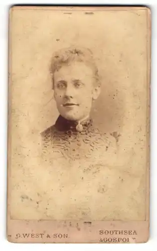 Fotografie G. West & Son, Southsea, Portrait junge Dame mit zurückgebundenem Haar