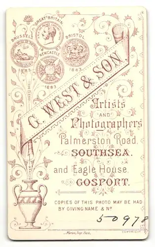 Fotografie G. West & Son, Southsea, Portrait bürgerliche Dame mit Buch am Tisch sitzend