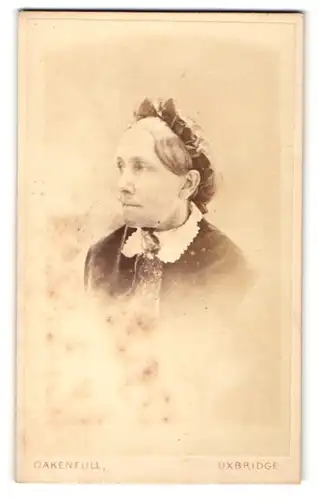 Fotografie E. Oakenfull, Uxbridge, Portrait ältere Dame mit Haube und Kragenbrosche