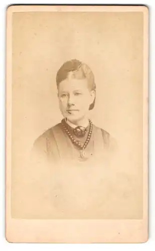 Fotografie R. Dighton, Cheltenham, Portrait Frau mit Kopfschmuck und Hlaskette in dunklem Kleid