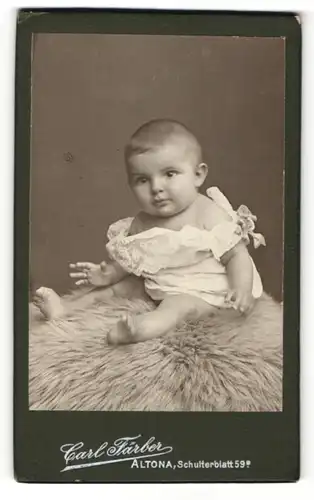 Fotografie Carl Färber, Altona, Süsser Säugling auf einem Schaffell