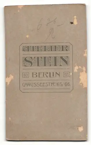 Fotografie Atelier Stein, Berlin, Kleinkind auf einem Schaffell
