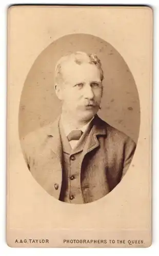 Fotografie A. & G. Taylor, Sheffield, Portrait bürgerlicher Herr im Anzug mit Fliege und Schnurrbart