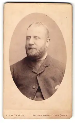 Fotografie A. & G. Taylor, Sheffield, Portrait bürgerlicher Herr in modischer Jacke mit Vollbart