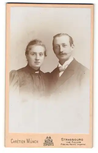 Fotografie Chretien Münch, Strasbourg i. Els., Portrait eines elegant gekleideten Paares