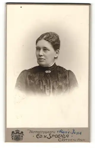 Fotografie Ed. v. Spoenla, Cöthen i. Anh., Portrait hübsche Dame mit brünettem Haar