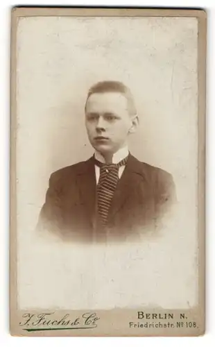 Fotografie J. Fuchs & Co., Berlin, Portrait hübscher junger Mann in gestreifter Krawatte und Jackett
