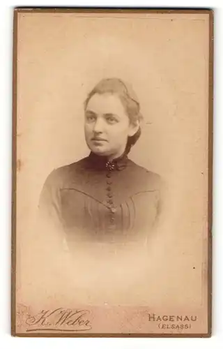 Fotografie K. Weber, Hagenau i/E., Portrait junge Frau mit Brosche am Kleid