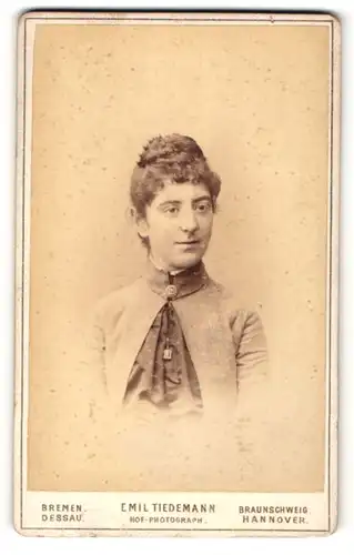 Fotografie Emil Tiedemann, Hannover, Portrait junge Frau mit modischer Frisur