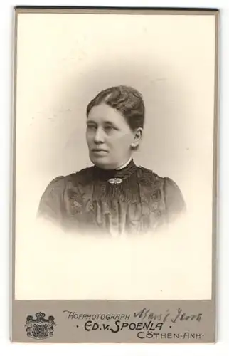 Fotografie Ed. v. Spoenla, Köthen / Anhalt, Portrait Frau mit modischer Frisur